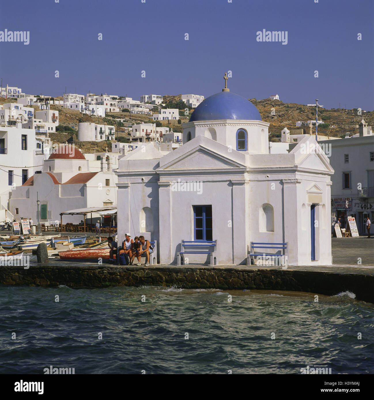 Grecia CICLADI isola Mykonos Mykonos, porto di pescatori, l'Europa, il Mar Egeo, chiesa, fede, religione, acqua mare, vacanziere, esterno Foto Stock