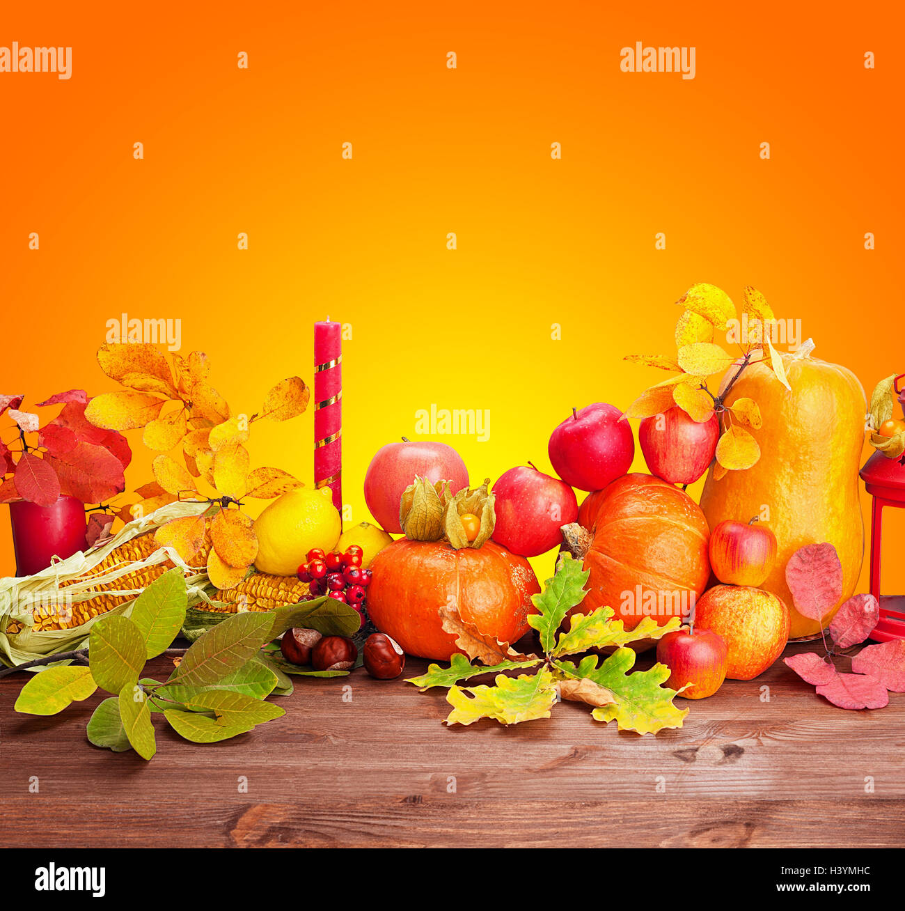 Composizione di frutta e verdura ringraziamento su un tavolo e lo sfondo arancione con copia spazio Foto Stock