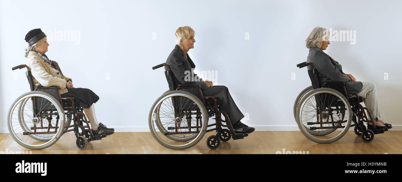 Seniors, siede, carrozzine, consecutivamente, vista laterale donne, vecchi, età, sedia a rotelle chauffeuses, impedimento, gehbehindert, ostacola, supporto-bisognoso, Gehbehinderung, disabilità, aids, paralizzato la locomozione, mobilità, indipendenza, autonomia, simbolo, concetto, fa Foto Stock