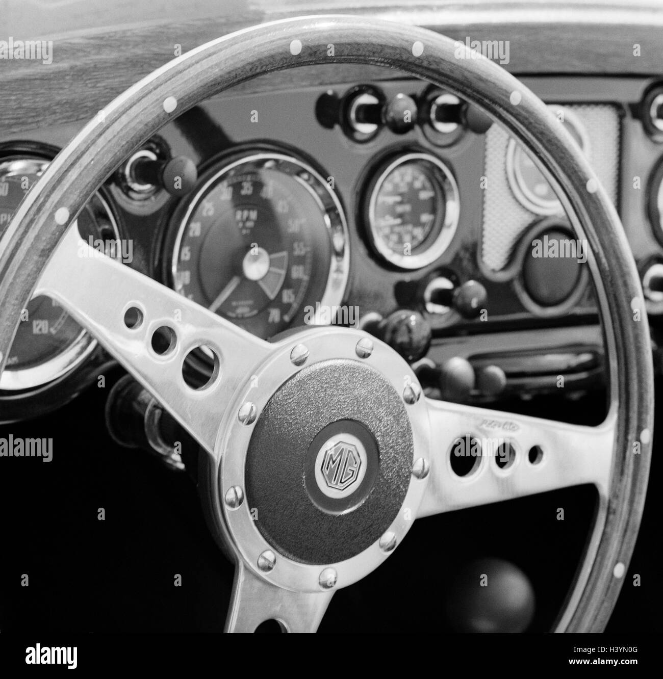 Auto, old-timer, MG, dettaglio, fiscali, cruscotto, b/w, solo editorialmente! Veicolo, autovetture, storicamente nostalgicamente, nostalgia, vecchio in una vecchia maniera, produttore, Morris Garage, oggetto da collezione, costosi esclusivamente, lussuosamente, lusso, woode Foto Stock