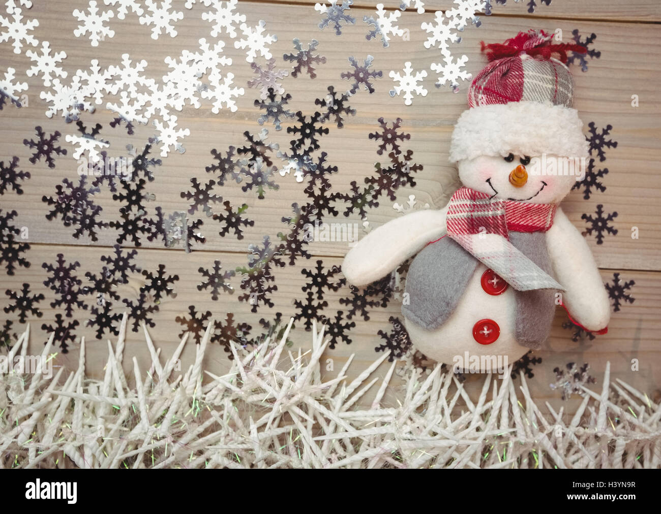 Pupazzo di neve e decorazione di Natale sul tavolo di legno Foto Stock