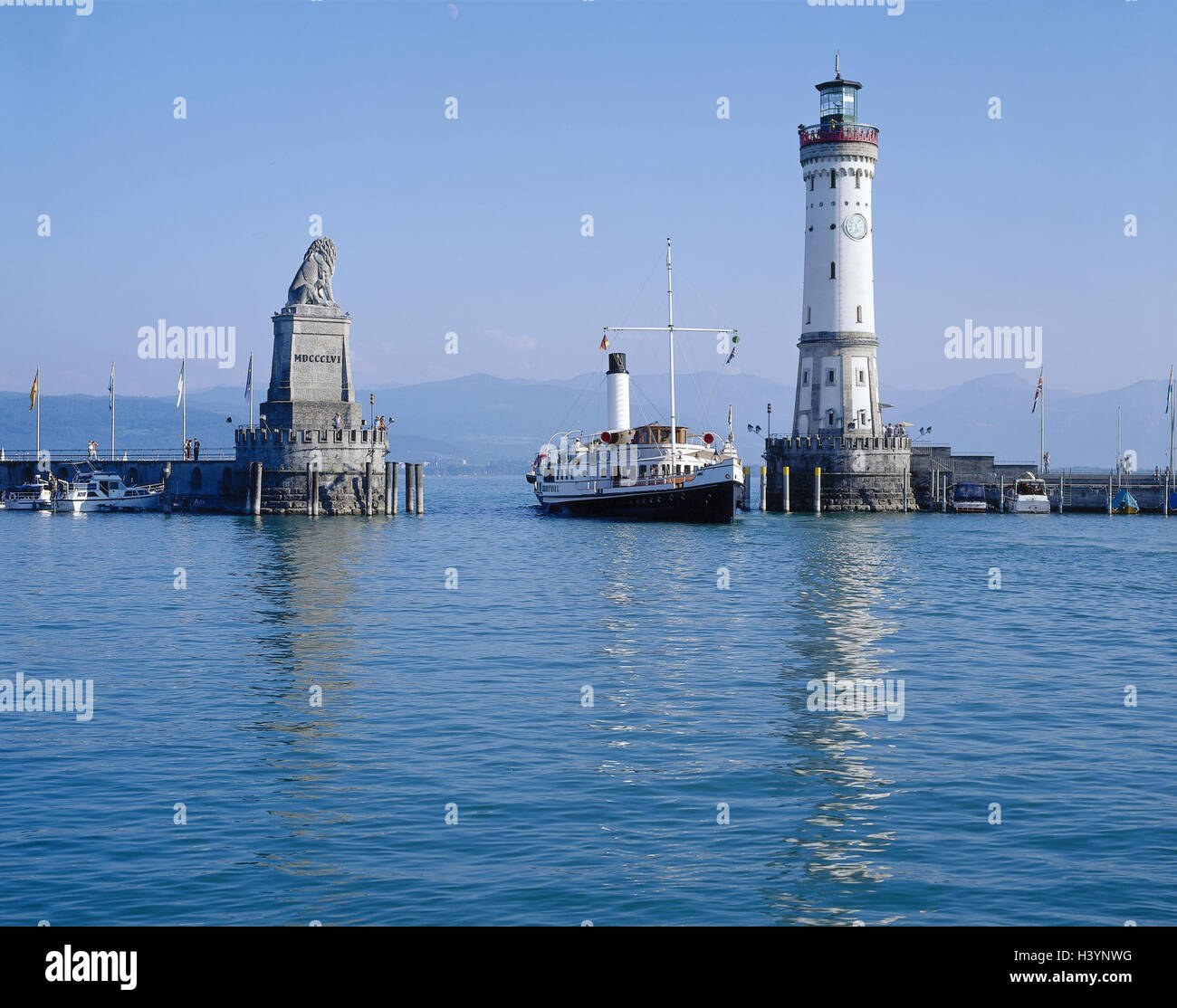 In Germania, il lago di Costanza, Lindau, porta ingresso, vacanza nave, Europa, Sud della Germania, il Land della Baviera, porto, carraio, nave, nave vacanze, steamboat, il lago di Costanza steamboat, turismo, navigazione, faro, leone la scultura, luogo di interesse, Super Swabian B Foto Stock