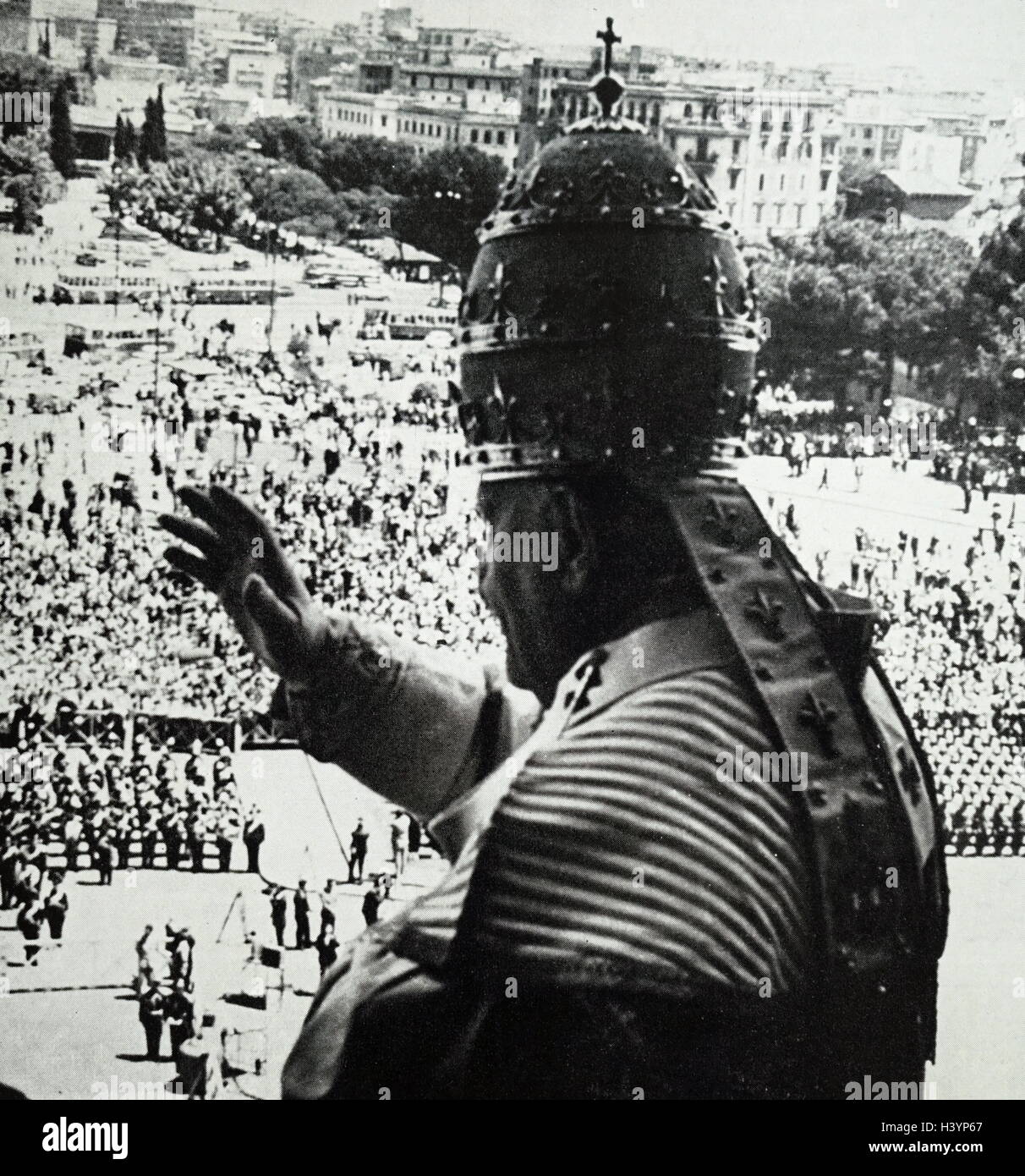 Fotografia di Papa Giovanni XXIII (1881-1963) nato Angelo Giuseppe Roncalli, conferendo la sua benedizione apostolica su una folla di persone al di fuori della Basilica. In data xx secolo Foto Stock