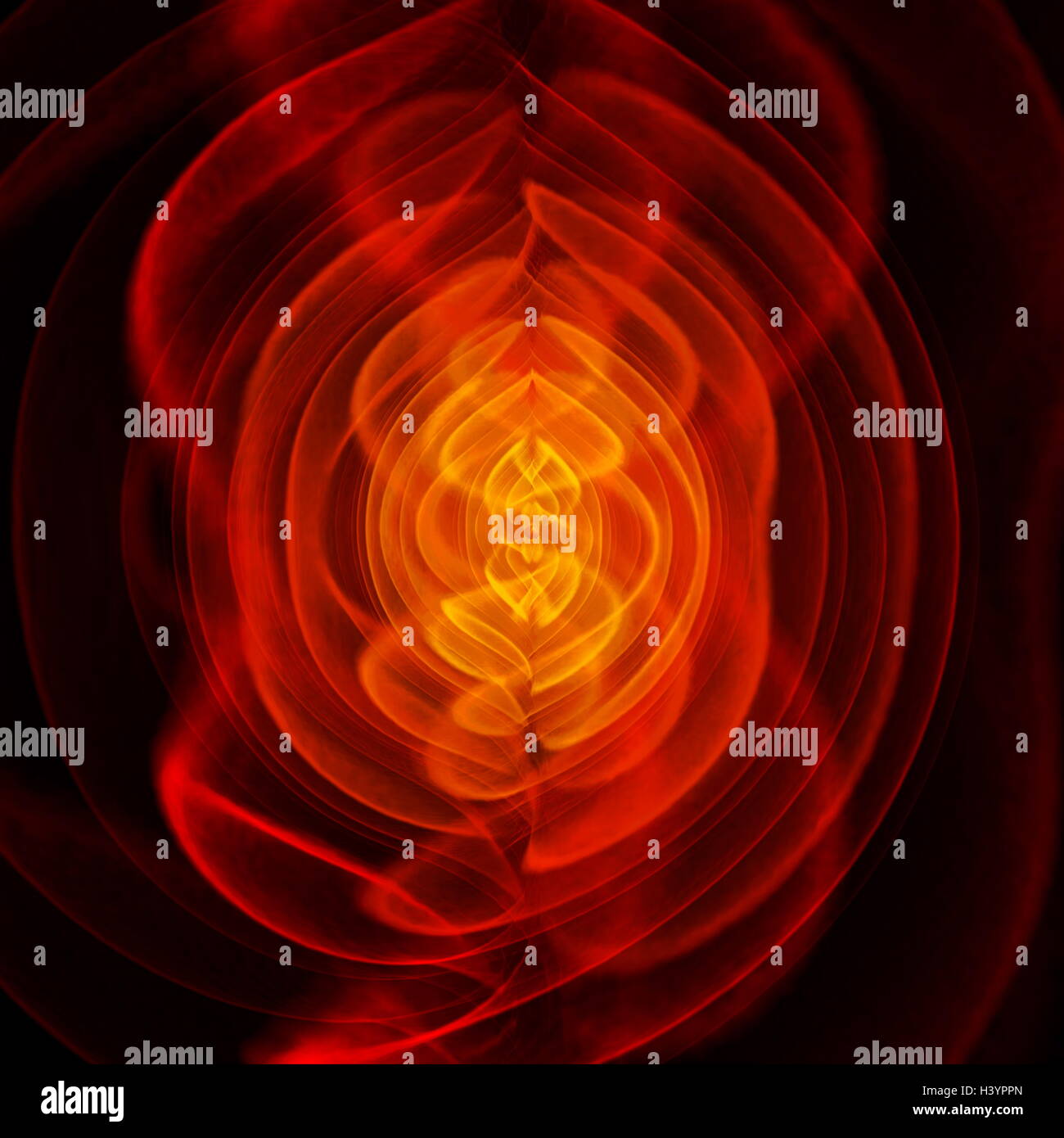 Simulazione della fusione di due buchi neri e la emissione di radiazione gravitazionale o onde (campi colorati, che rappresentano una componente della curvatura dello spazio-tempo). Le aree di colore giallo nei pressi di buchi neri non corrispondono alle strutture fisiche ma generalmente indicare dove il forte non-lineare-gravitazionale interazioni di campo sono in gioco. Foto Stock