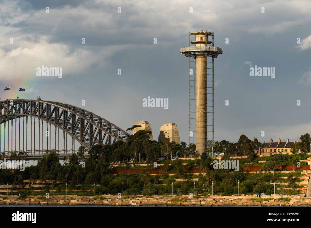 La Sydney Ports Authority Tower viene progressivamente demolita, fotografata da Balmain in Australia Foto Stock