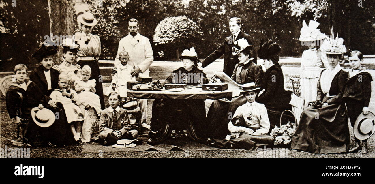 La regina Victoria del Regno Unito con i suoi nipoti 1897 Foto Stock
