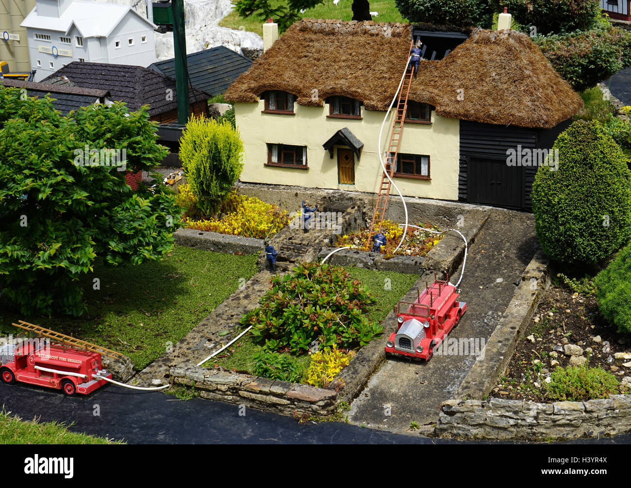 Motori Fire in corrispondenza di un fuoco, rappresentato nel modello di villaggio a Bekonscot in Beaconsfield, Buckinghamshire, Inghilterra, è il più antico modello originale villaggio nel mondo. Esso raffigura gli aspetti di Inghilterra in gran parte risalente agli anni trenta del novecento. Foto Stock