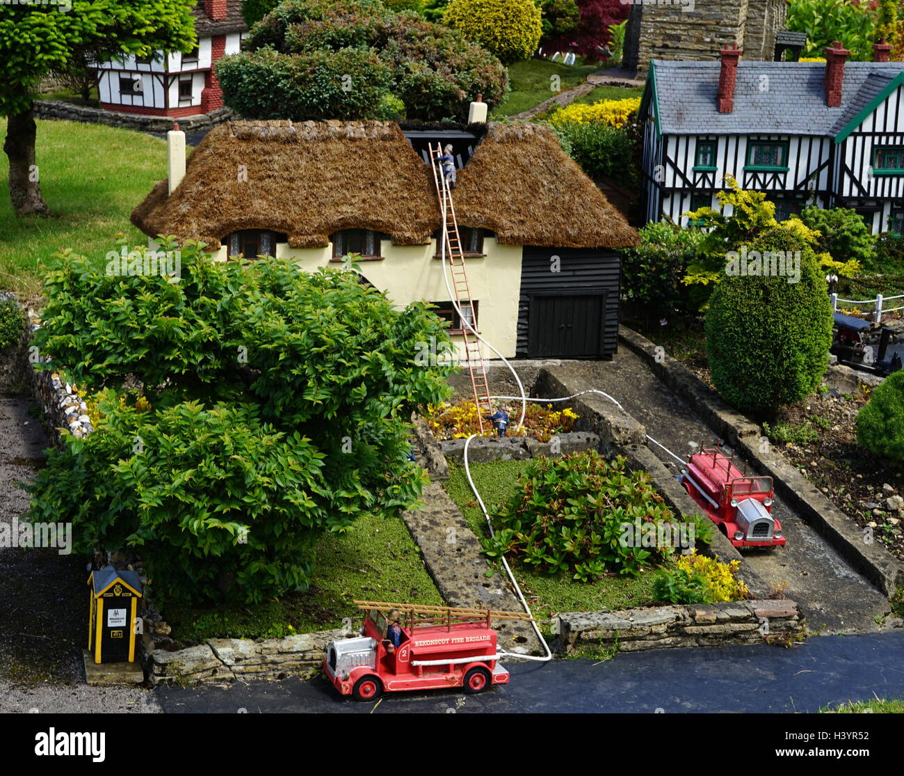 Motori Fire in corrispondenza di un fuoco, rappresentato nel modello di villaggio a Bekonscot in Beaconsfield, Buckinghamshire, Inghilterra, è il più antico modello originale villaggio nel mondo. Esso raffigura gli aspetti di Inghilterra in gran parte risalente agli anni trenta del novecento. Foto Stock
