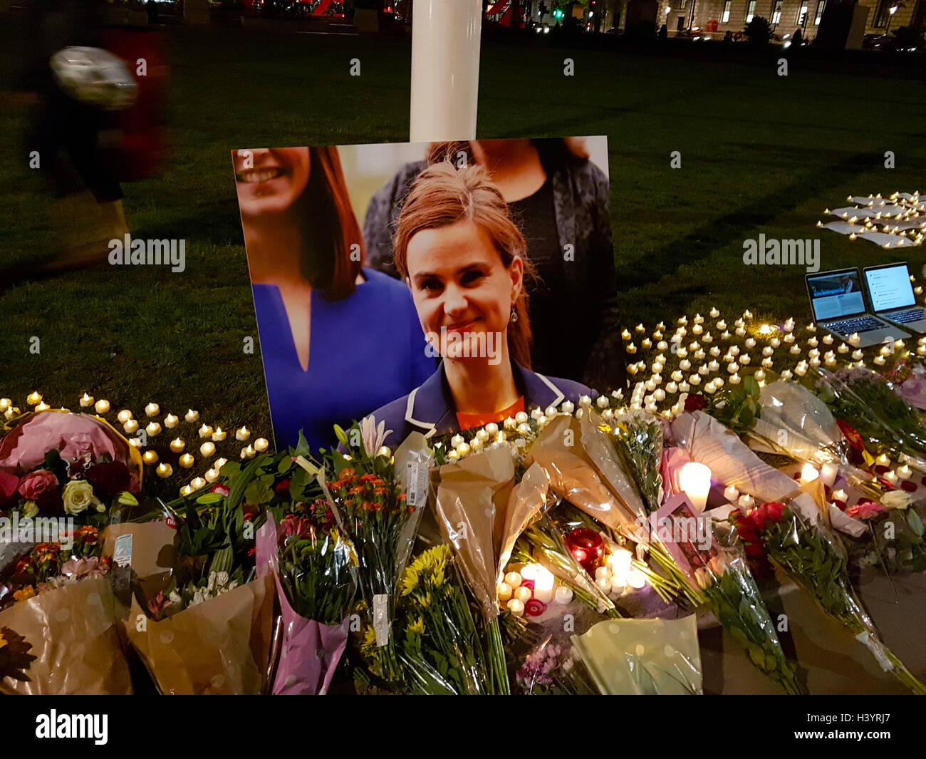 Veglia spontanea per Helen Joanne "Jo" Cox, (1974 - 16 giugno 2016). Cox era un partito laburista britannico politico. Lei era il membro del Parlamento (MP) dal maggio 2015 al suo assassinio nel giugno 2016 Foto Stock