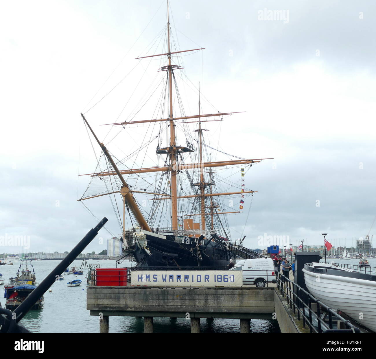 Vista del sistema HMS Warrior, un 40-pistola a vapore fregata corazzata costruita per la Royal Navy nel 1859-61. Lei era il nome nave del guerriero-class ironclads. Recante la data del XXI secolo Foto Stock