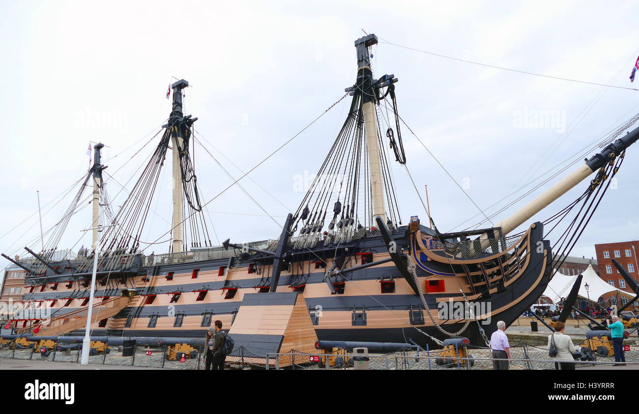 HMS Victory è un 104-gun primo tasso di nave di linea della Royal Navy, ordinato nel 1758, stabilite nel 1759 e lanciato nel 1765. Ella è meglio conosciuto come Lord Nelson nave ammiraglia nella Battaglia di Trafalgar nel 1805. Foto Stock