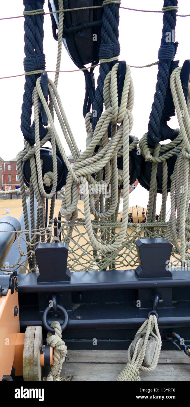 HMS Victory è un 104-gun primo tasso di nave di linea della Royal Navy, ordinato nel 1758, stabilite nel 1759 e lanciato nel 1765. Ella è meglio conosciuto come Lord Nelson nave ammiraglia nella Battaglia di Trafalgar nel 1805. Foto Stock