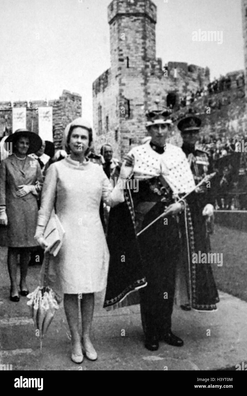 Fotografia del re George VI (1895-1952), la Regina madre (1900-2002) camminando attraverso le strade di Londra per il suo compleanno. In data xx secolo Foto Stock