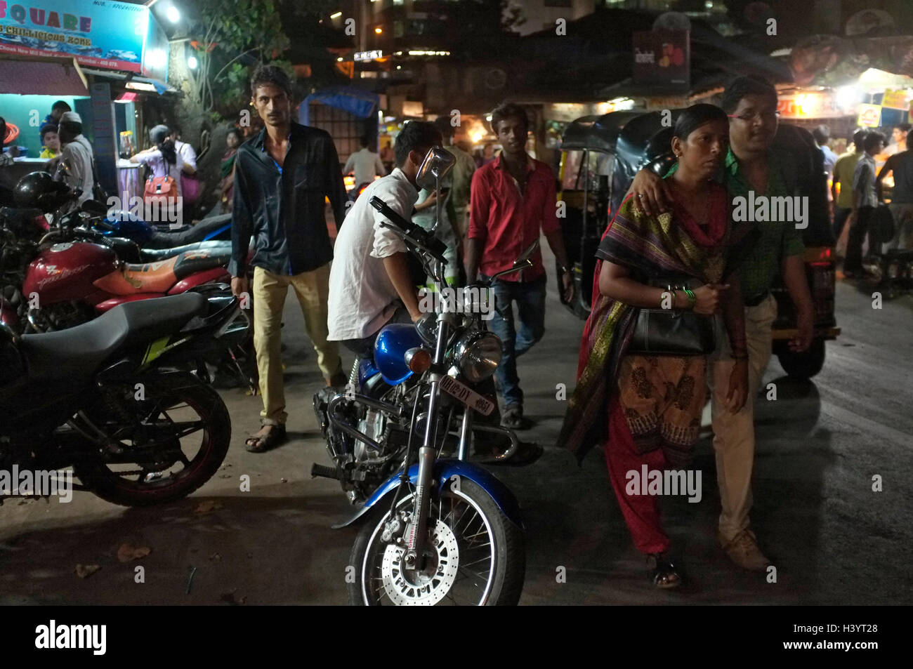 Occupato la scena notturna nel quartiere kurla, scene di strada di Mumbai, India Foto Stock
