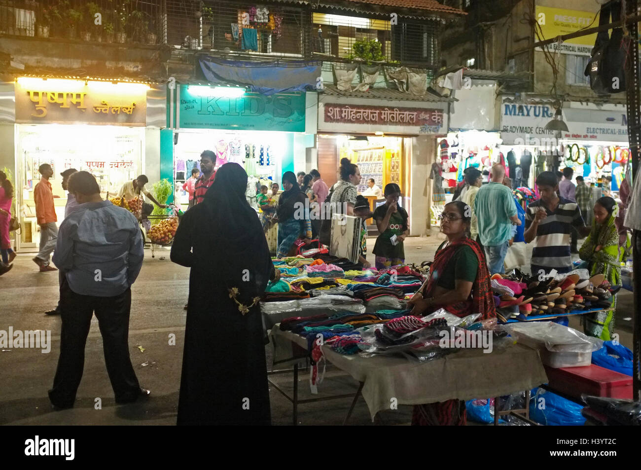 Notte di mercato nel quartiere kurla. Scene di strada di Mumbai, India Foto Stock