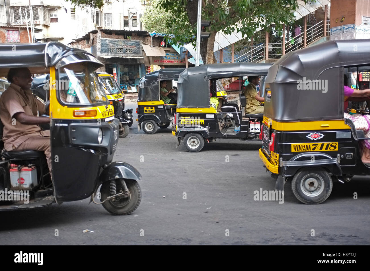 Auto rickshaw sulle strade del quartiere di Bandra. Scene di strada di Mumbai, India Foto Stock