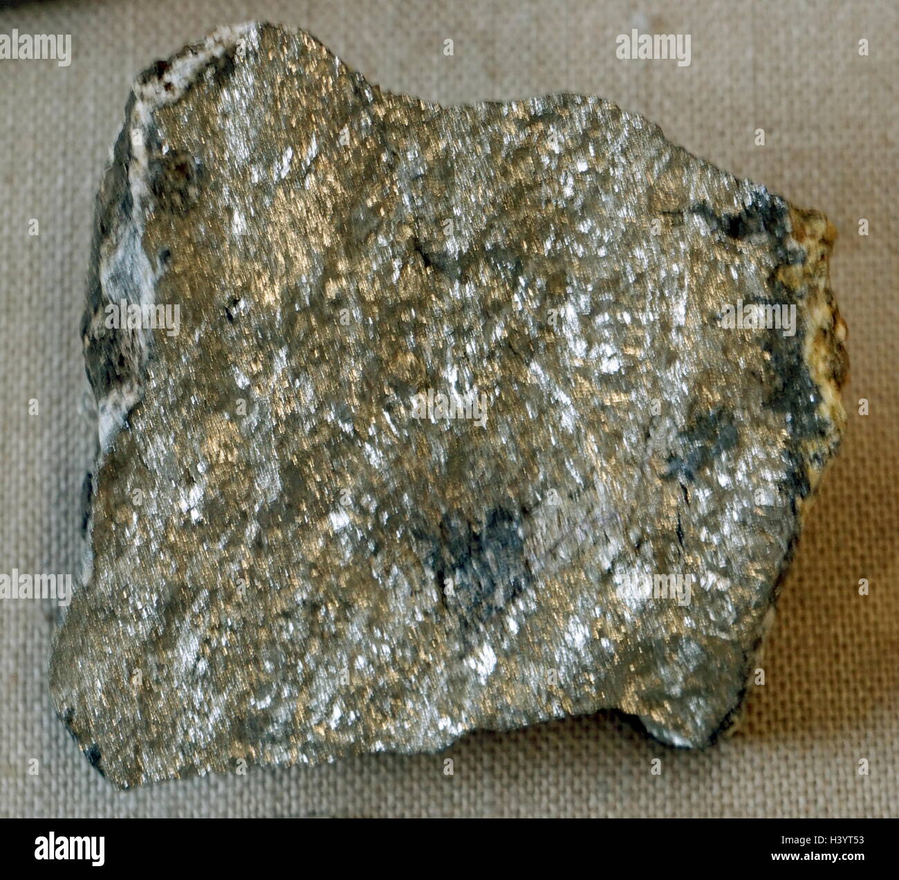 Un campione di antimonio, un elemento chimico, trovate principalmente come i minerali di solfuro stibnite. Recante la data del XXI secolo Foto Stock