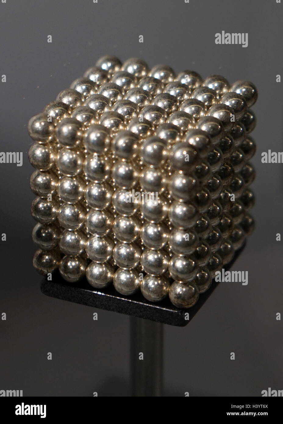 Un esempio di un magnete al neodimio, una rara-Massa magnete realizzato da una lega di neodimio, ferro e boro. Recante la data del XXI secolo Foto Stock
