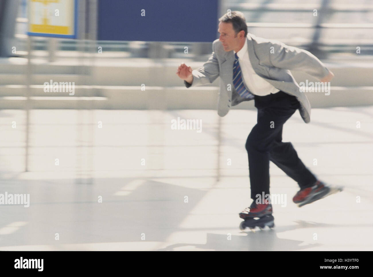 Città, manager, Inlineskates, sportily, business, uomo, imprenditore, montare, rapidità, correre, correre, la fretta, compiere progressi in un grande fretta, avente, Carriera, postrun, catch up, pursuit, velocità, rapidità, fitness, il ritmo, la locomozione, attività, motion, Inlineskater, Foto Stock