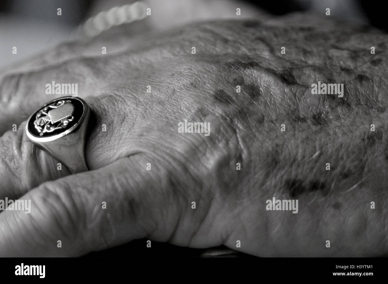 Senior, canto, signet ring, close-up, b/w, Foto Stock