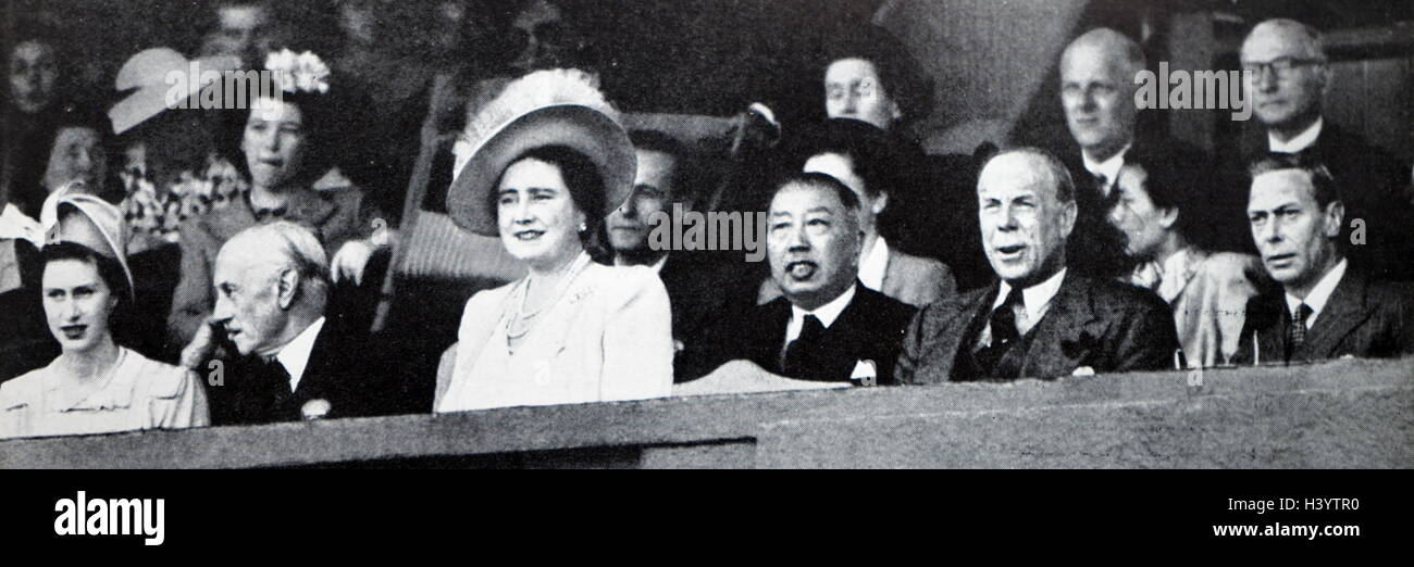 Fotografia del re George VI (1895-1952), la Regina madre (1900-2002) e altri membri della famiglia reale la visione di Wimbledon. In data xx secolo Foto Stock