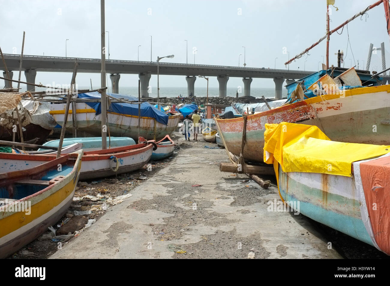 Scene di strada a worli villaggio di pescatori, Mumbai, Maharashtra, India Foto Stock