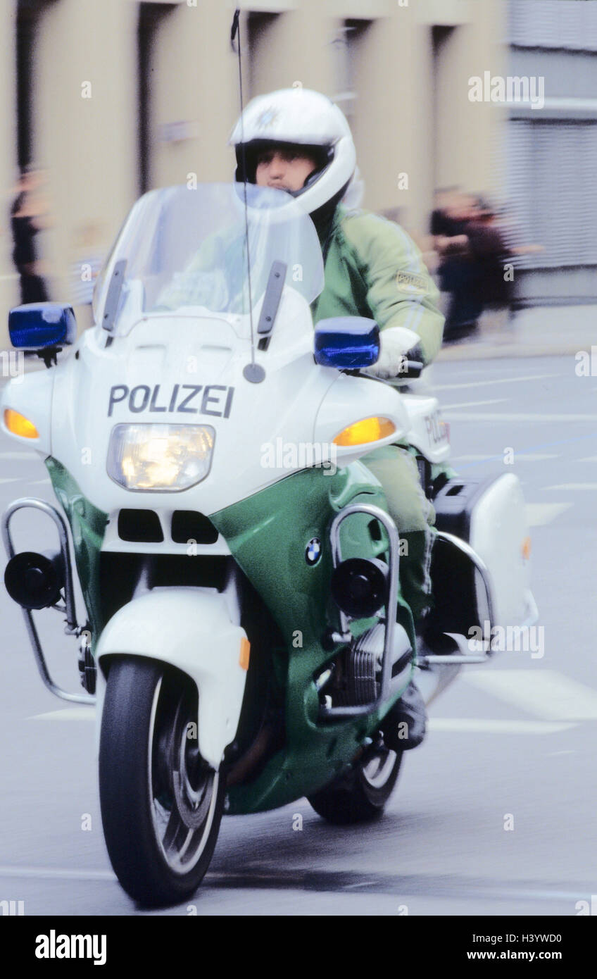In Germania, in Baviera, Monaco di Baviera, poliziotto, motociclo, nessun modello di rilascio, Europa, Alta Baviera, città, polizia, polizia moto, moto polizia, controllo, monitoraggio, professione, gazzetta, traffico, mezzi di trasporto, nastro, patrolman, film di polizia, drive, le sfocature Foto Stock