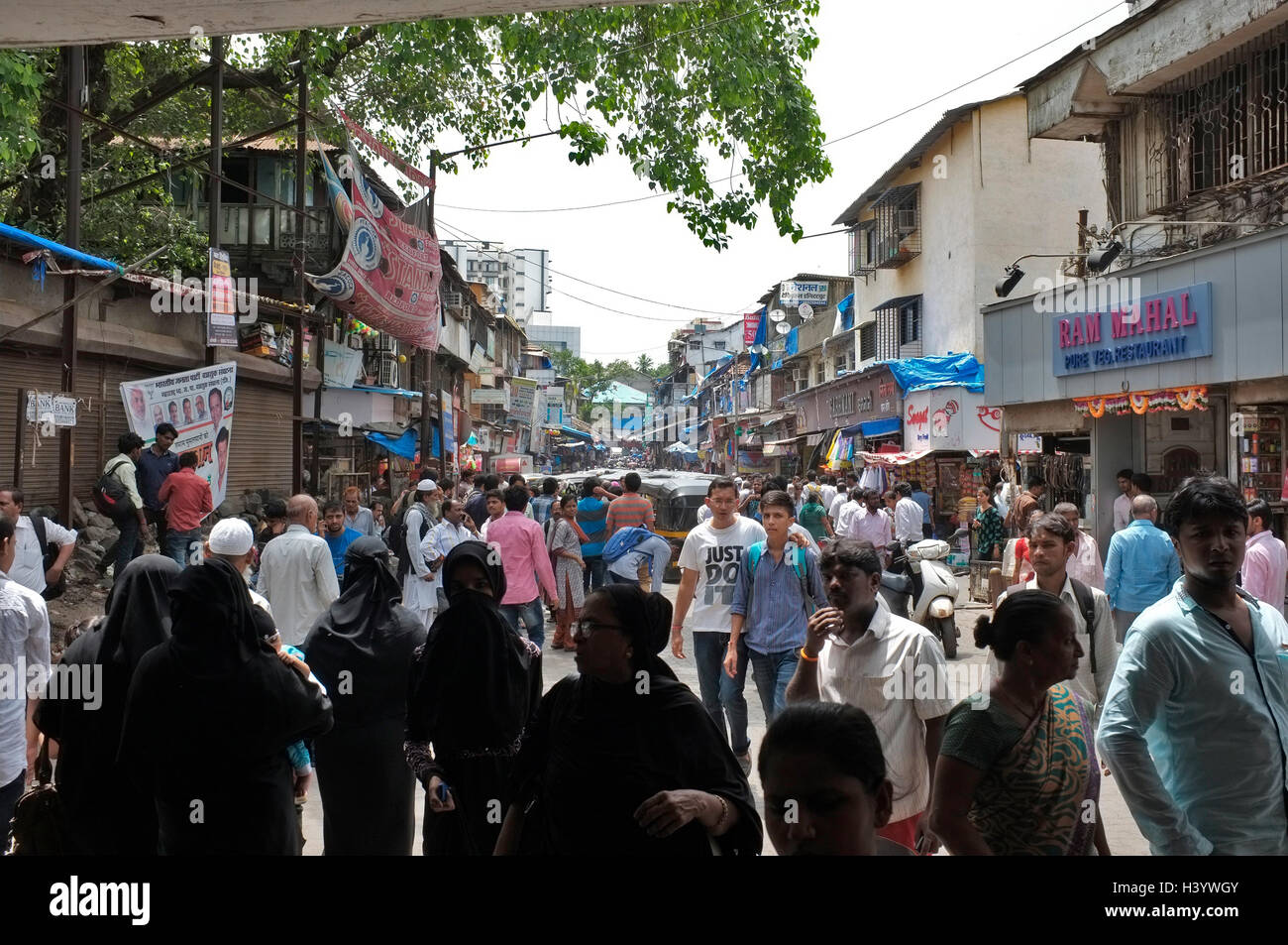 Busy Street scene kurla, Mumbai, India Foto Stock