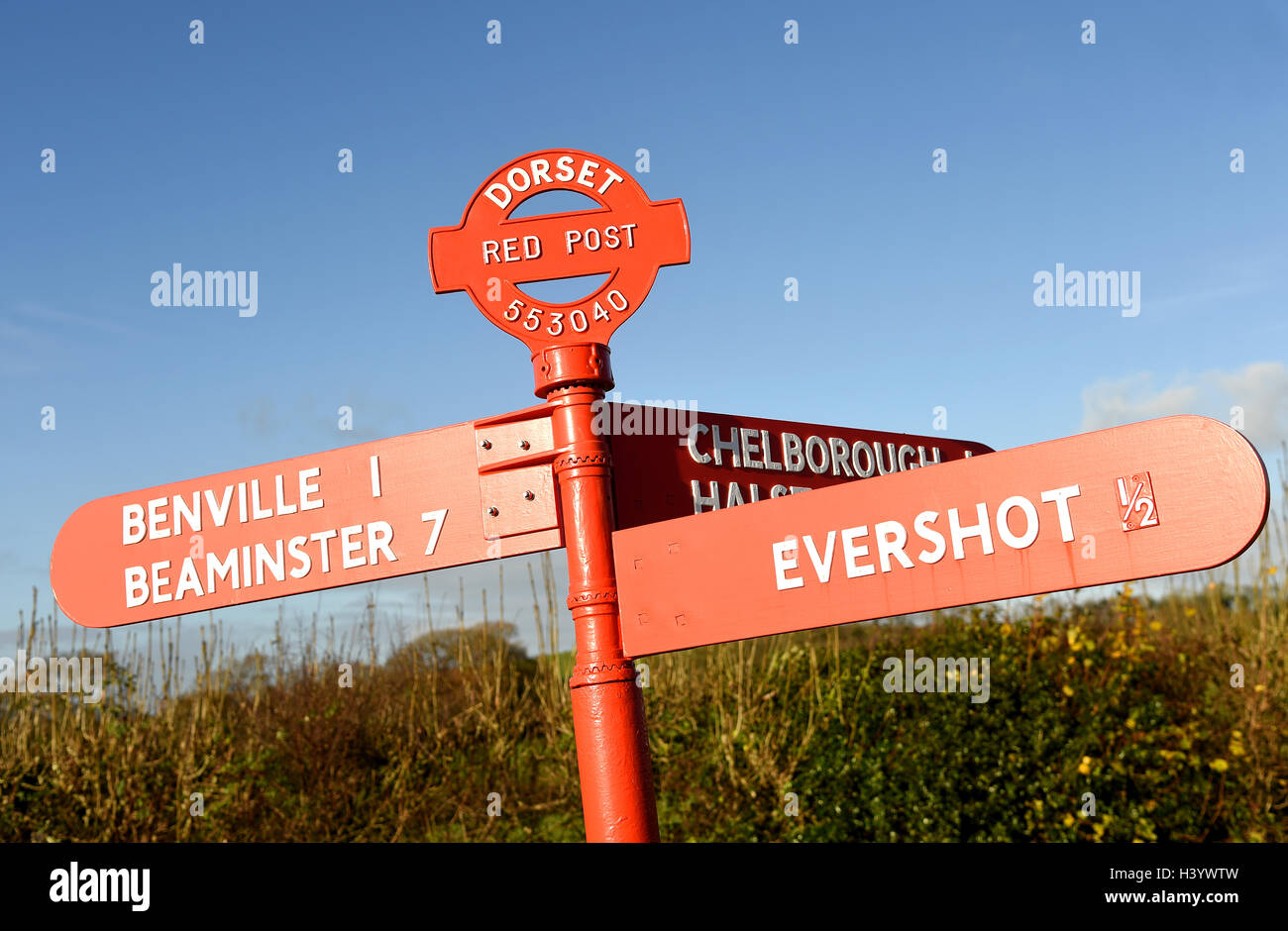 'Red Post' fingerpost rosso "finger post' segno segnaletica, Dorset, Regno Unito Foto Stock