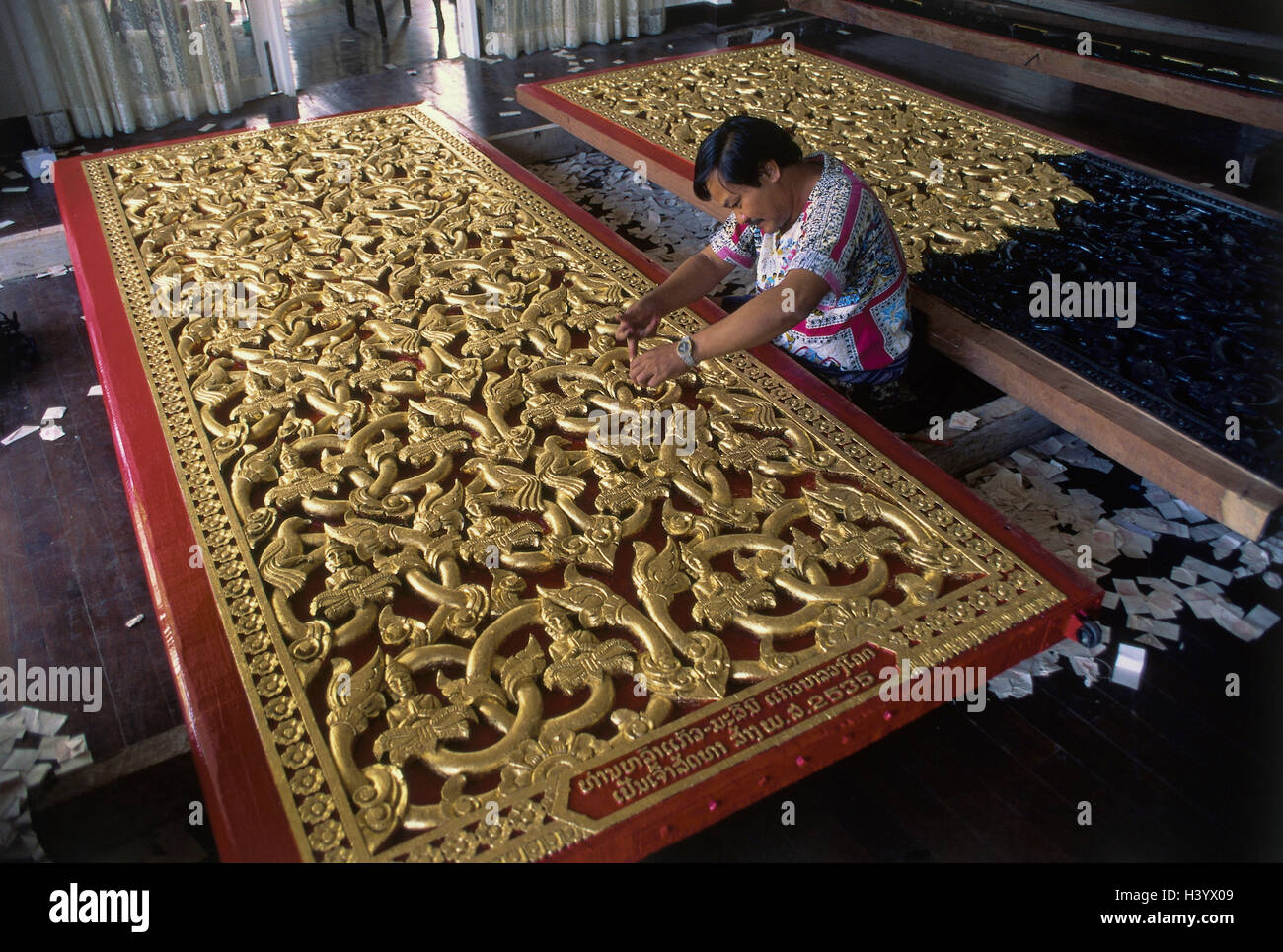 Laos, Luang Prabang, uomo dora nostra meta di un tempio, artigianato Foto Stock