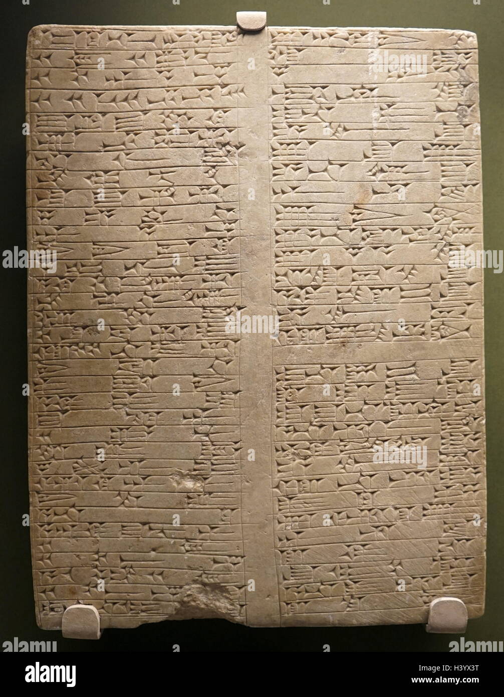 Inscritto pietra di fondazione che descrivono la ricostruzione del tempio della dea Dinitu, dal re Tukulti-Ninurta I. datata XIII secolo A.C. Foto Stock