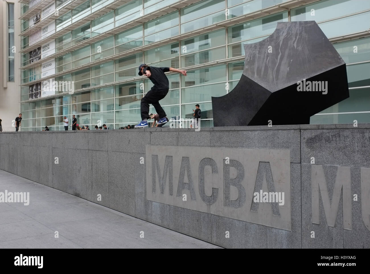 Guidatore di skateboard e BMX piloti al MACBA: Museu d'Art Contemporani de  Barcelona Foto stock - Alamy