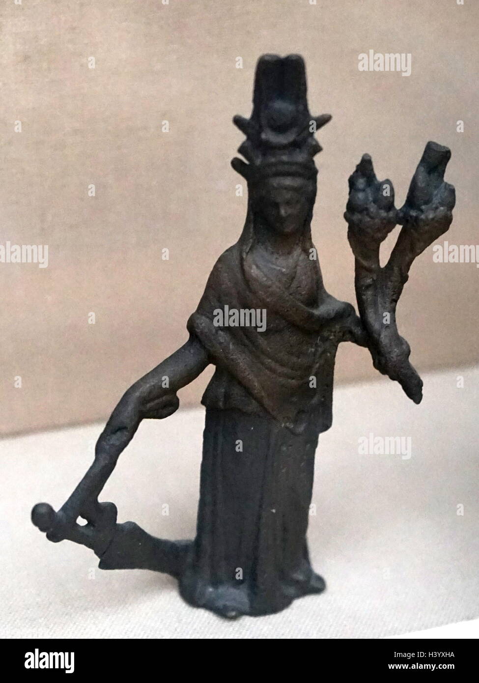 Figura in bronzo della divinità romana Tyche. In data 2° secolo Foto Stock