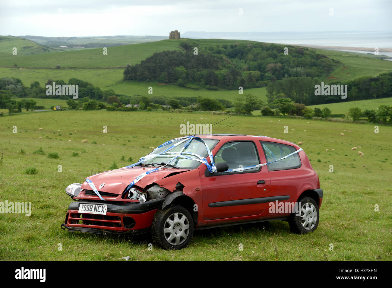 Auto rottamata in un campo, UK, car crash si è schiantato veicolo incidente automobilistico Foto Stock