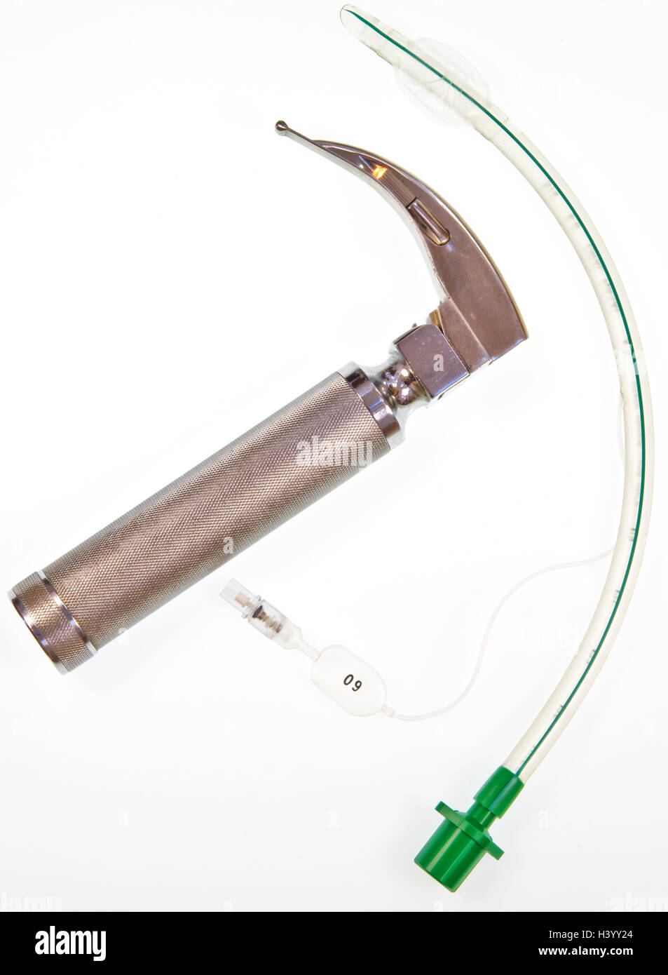 Ammanettato tubo endotracheale che è passata attraverso la laringe nell'windpipe durante un anestetico per mantenere una via aerea Foto Stock
