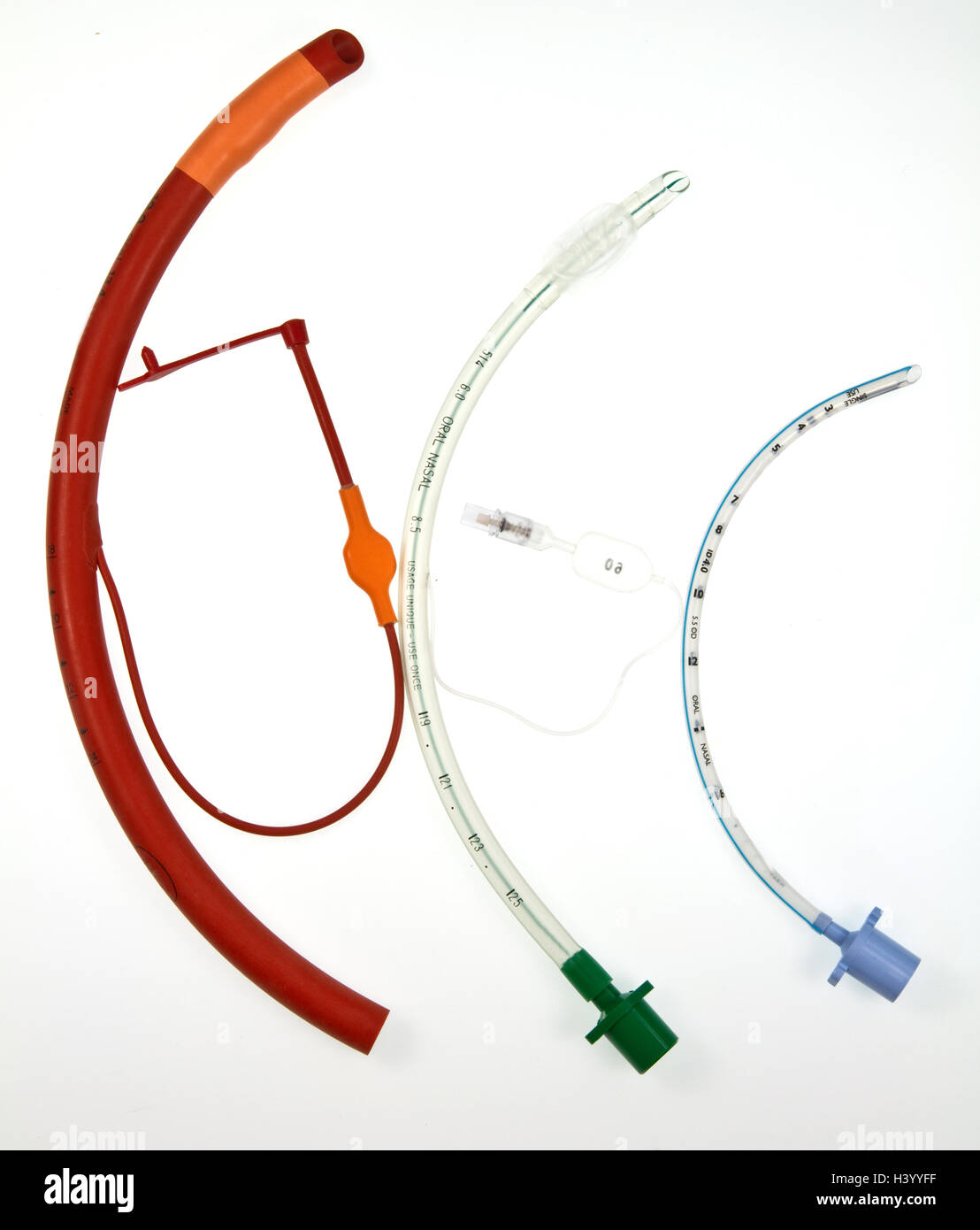 Tre tubi endotracheali che sono passati attraverso la laringe nell'windpipe, utilizzando un laryngoscope , durante un anestetico per Foto Stock