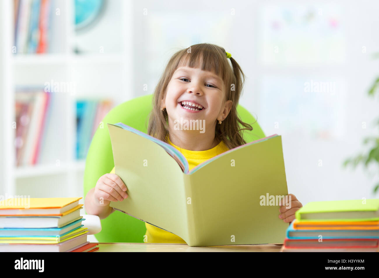 Sorridente Ragazzo con libro aperto Foto Stock