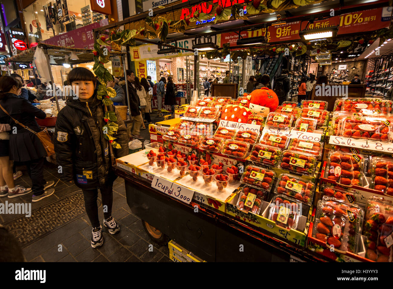 Fragole fresche stallo nella strada di Myeong-dong di Seoul, Corea Foto Stock