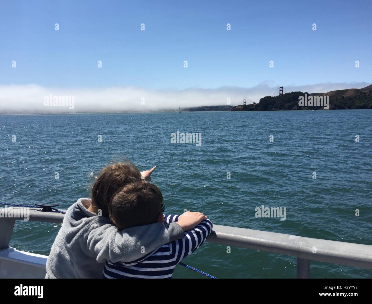 Ragazzo e ragazza in traghetto che punta al Golden Gate Bridge, San Francisco, California, Stati Uniti Foto Stock