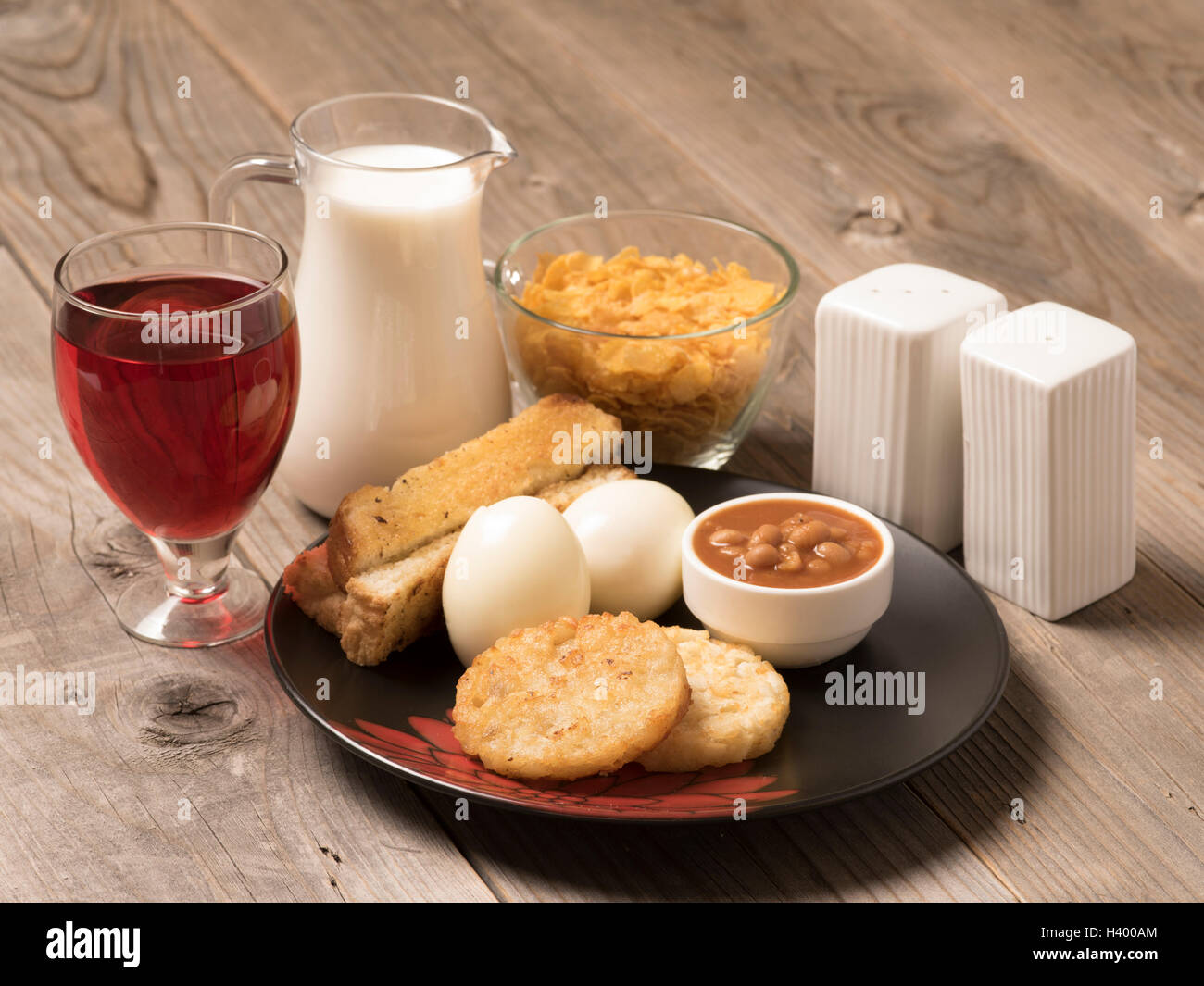 COLAZIONE CONTINENTALE - UOVA SODE, AVENA E LATTE Foto Stock
