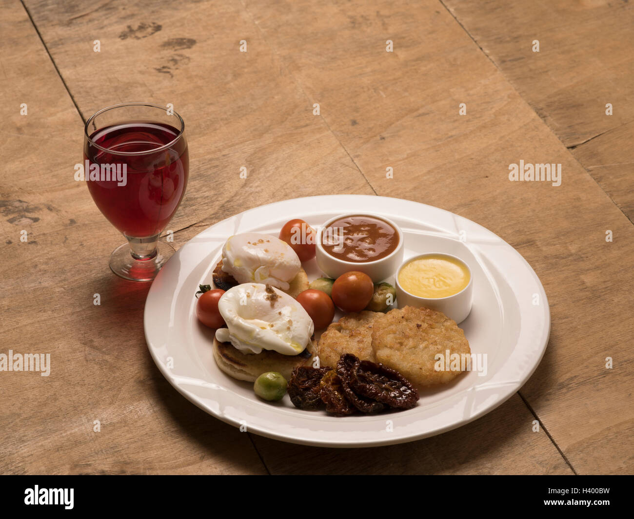 Colazione continentale - uova alla benedict con pomodori e cavandaise Foto Stock