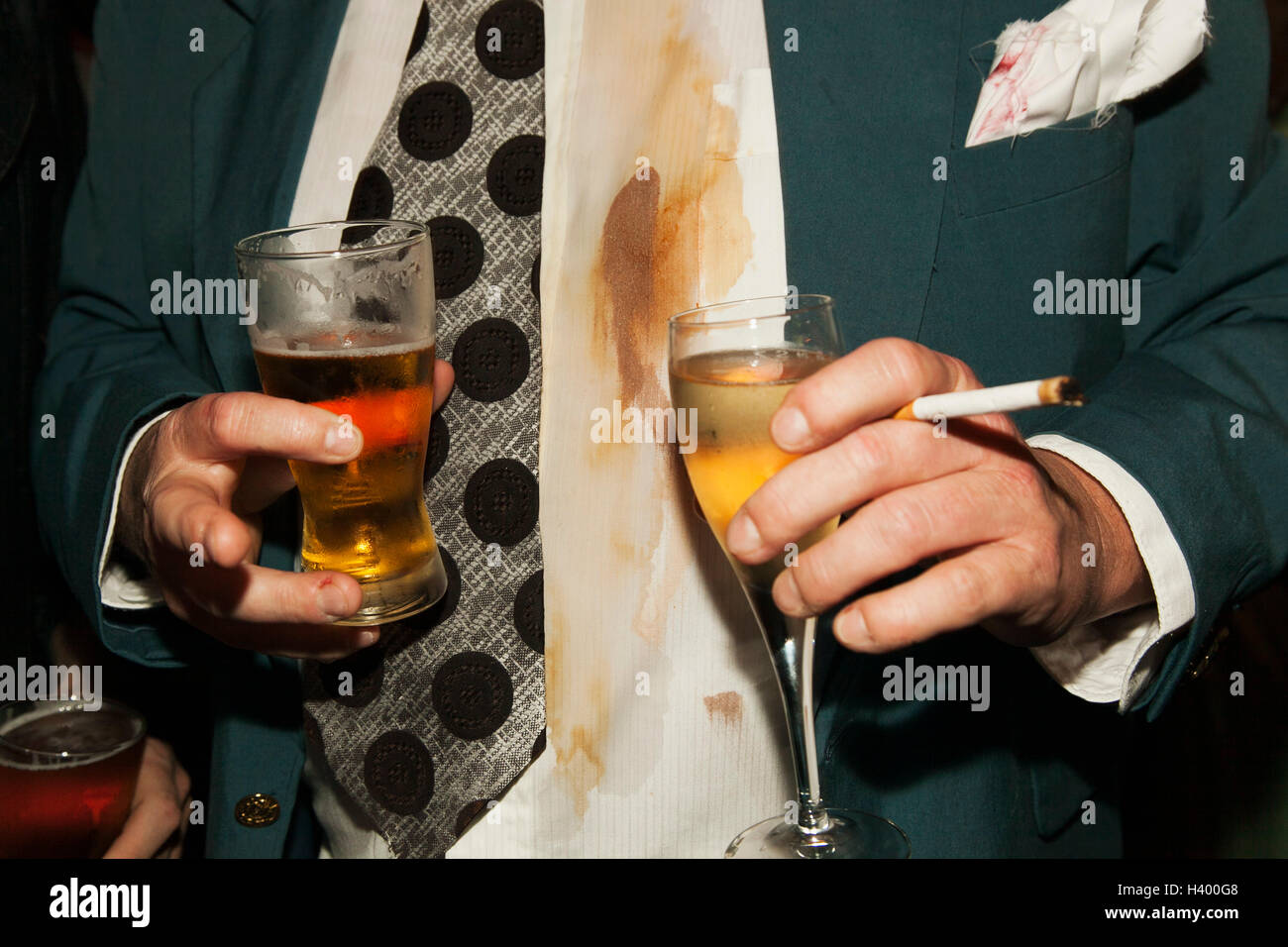 Sezione mediana di un uomo con un drink e sigaretta a parte Foto Stock