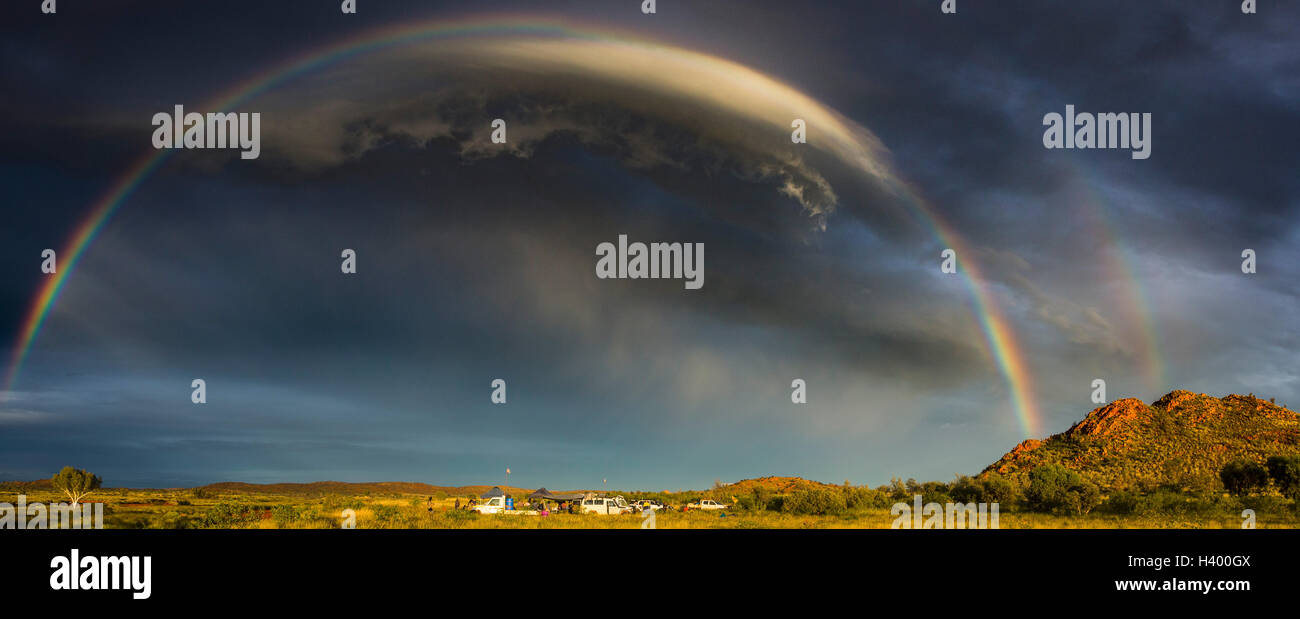 Vista panoramica di Rainbow su verde paesaggio, Newman, Australia occidentale, Australia Foto Stock