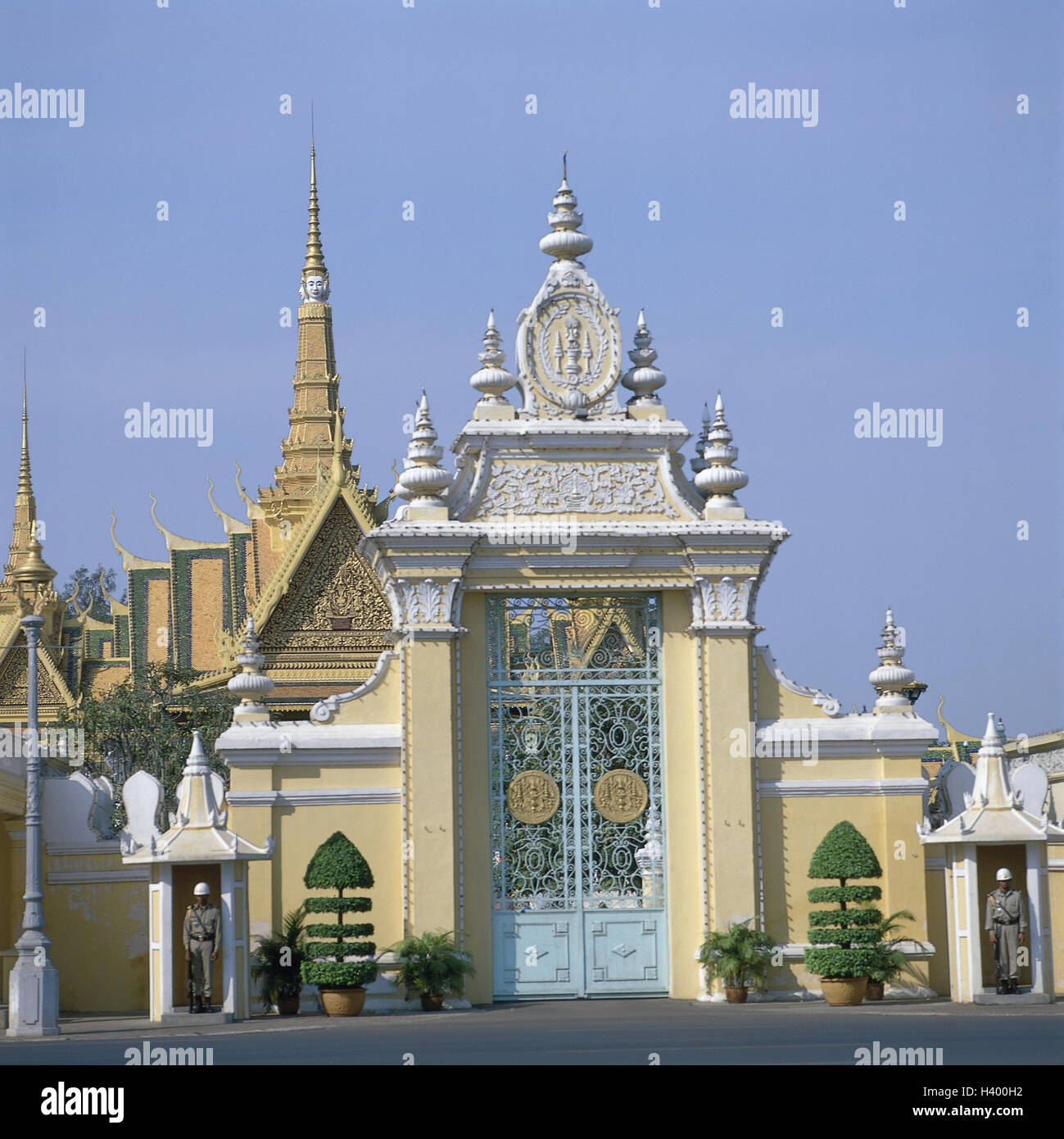 Cambogia, Phnom Penh, King's Palace, portale, sud-est asiatico, capitale, palace, il complesso del palazzo, il tempio, la costruzione, la struttura presenta uno stile architettonico, architettura, cultura, arte, luogo di interesse, verde, Golden, obiettivo, guardia, Guardsman Foto Stock