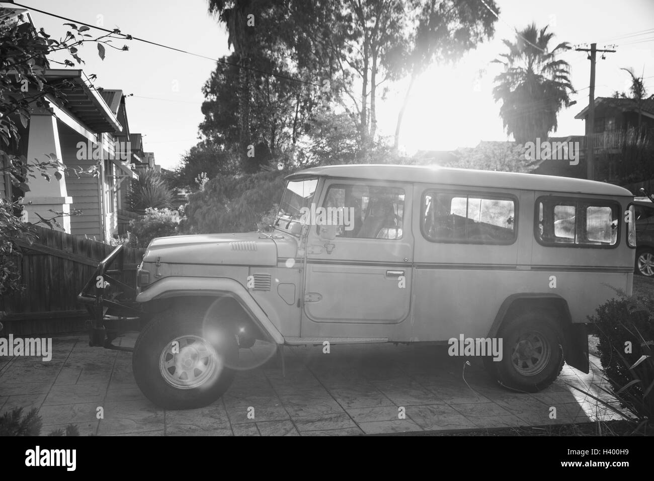 Sport utility vehicle parcheggiata fuori casa sulla giornata di sole, Melbourne, Victoria, Australia Foto Stock