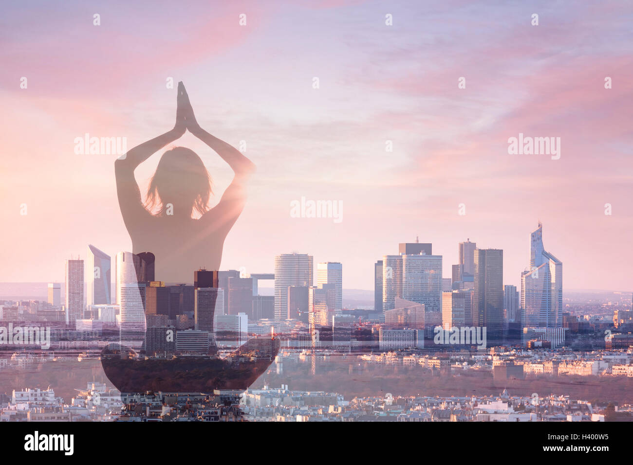 Doppia esposizione della donna a praticare yoga e sullo sfondo della città con la costruzione di ufficio, concetto sulla rivitalizzazione nelle aziende moderne Foto Stock