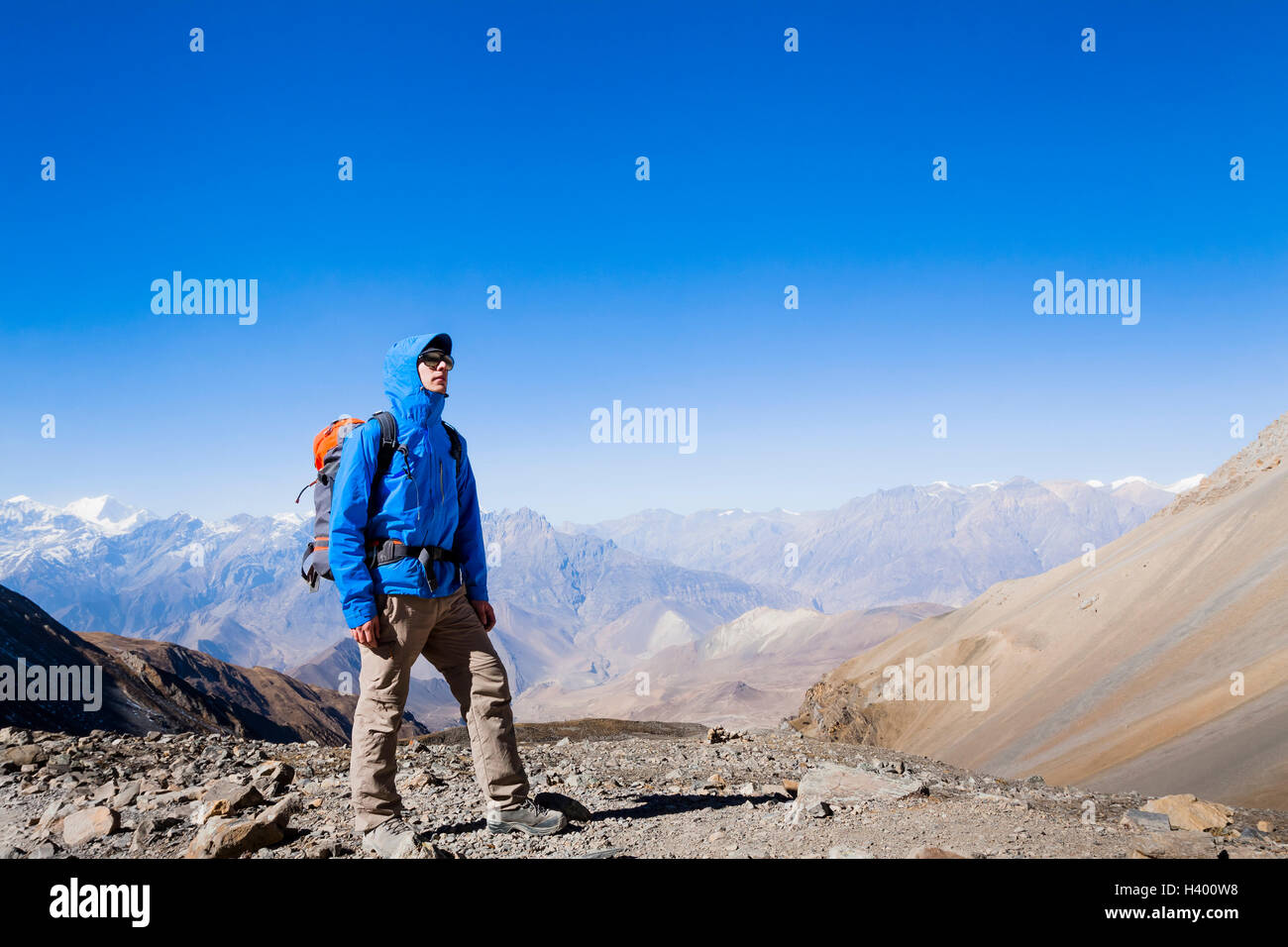 Escursionista presso la sommità della high pass sul circuito di Annapurna trek in Nepal Himalaya Foto Stock