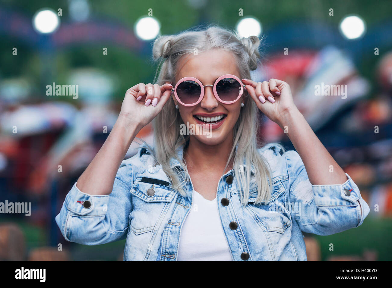 Ritratto di felice di moda giovane donna che indossa gli occhiali da sole Foto Stock