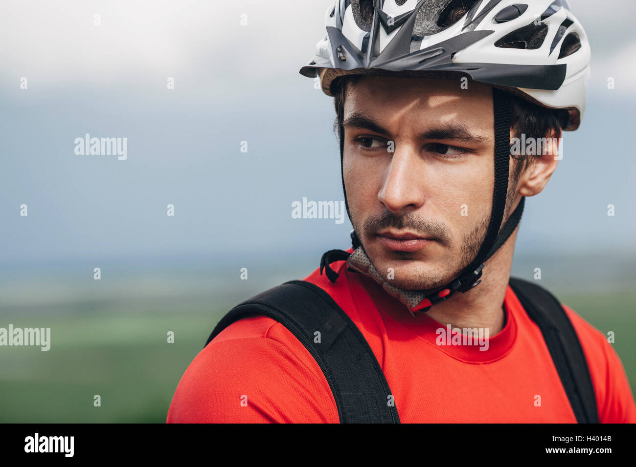 Ritratto di fiducioso uomo che indossa il casco per bicicletta Foto Stock