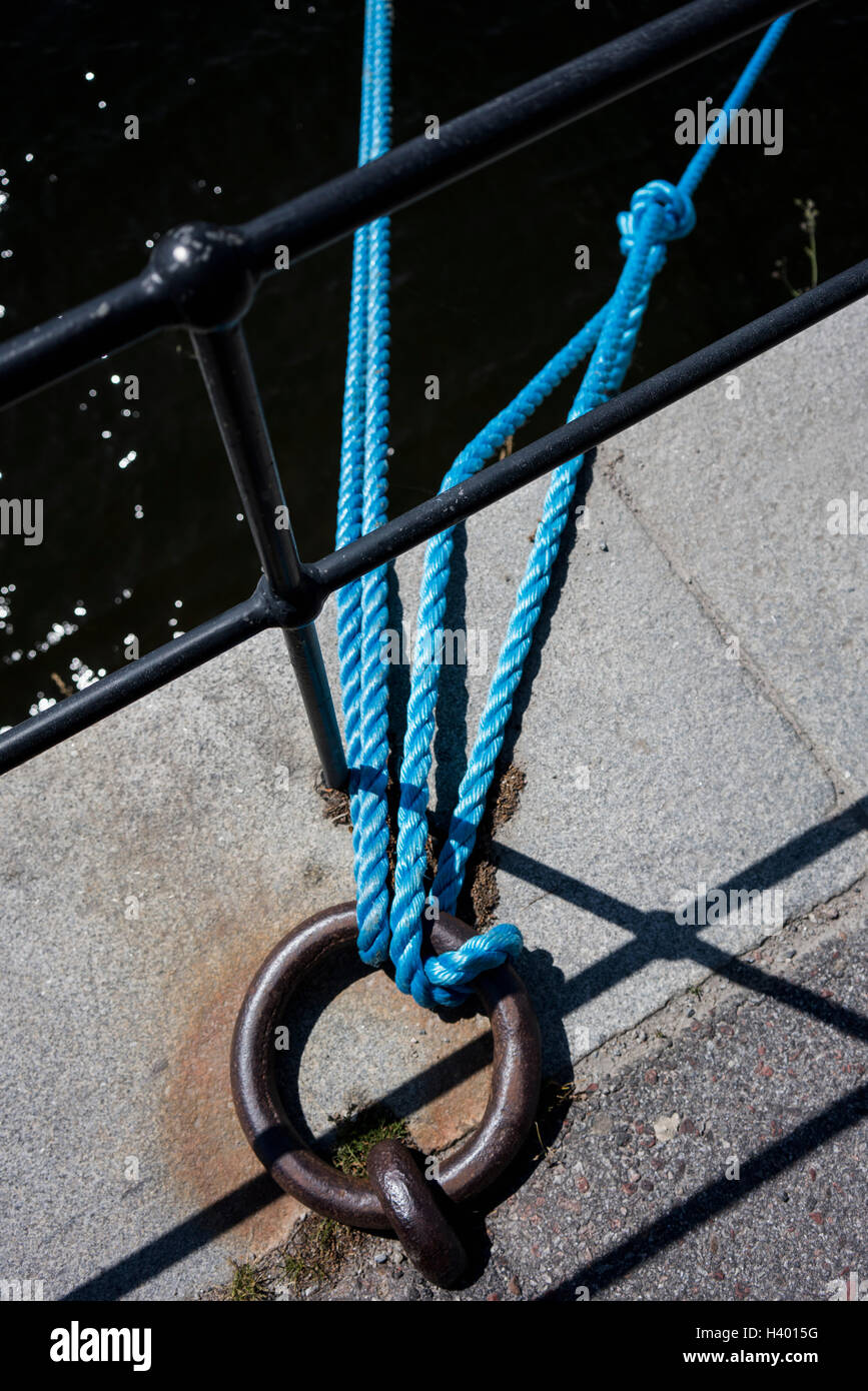 Corda blu legata ad anello in metallo dalla ringhiera di protezione contro acqua Foto Stock